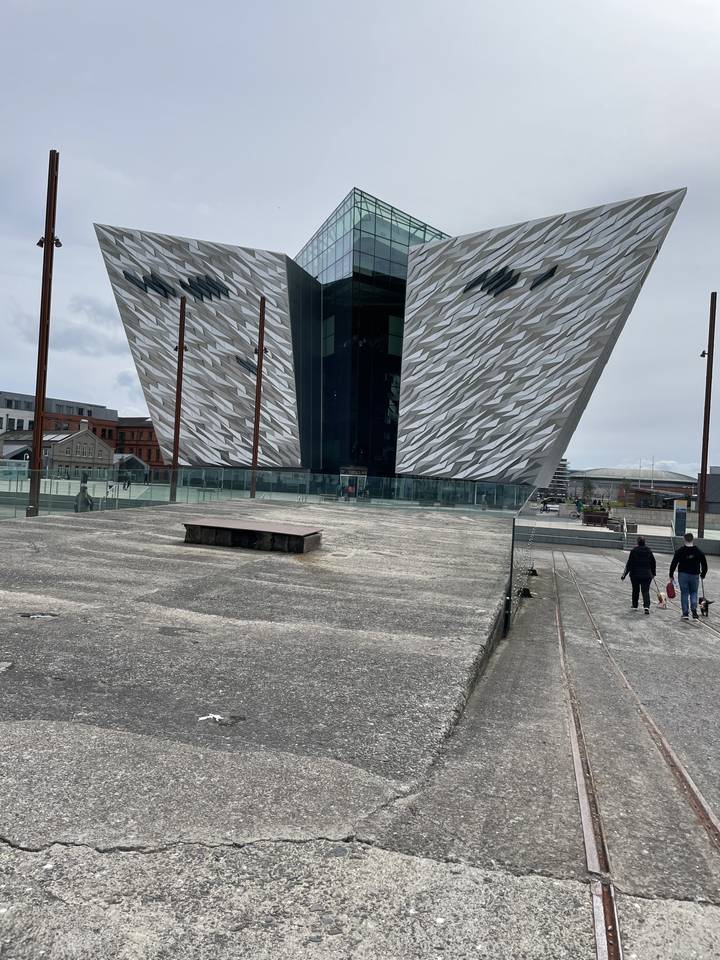 Bâtiment moderne à l'architecture angulaire.