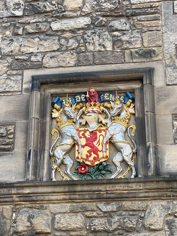 Emblème royal avec licornes et lion rouge.
