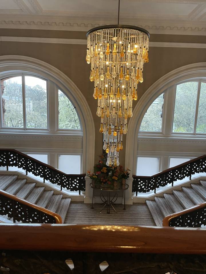 Lustre élégant aux lumières dorées.