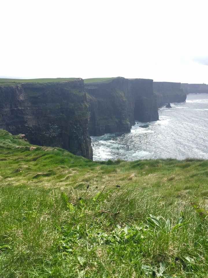 Falaises de Moher avec les vagues s'écrasant en contrebas.