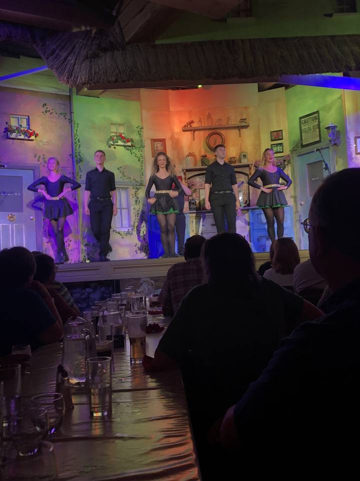 Spectacle sur scène avec un groupe d'artistes.