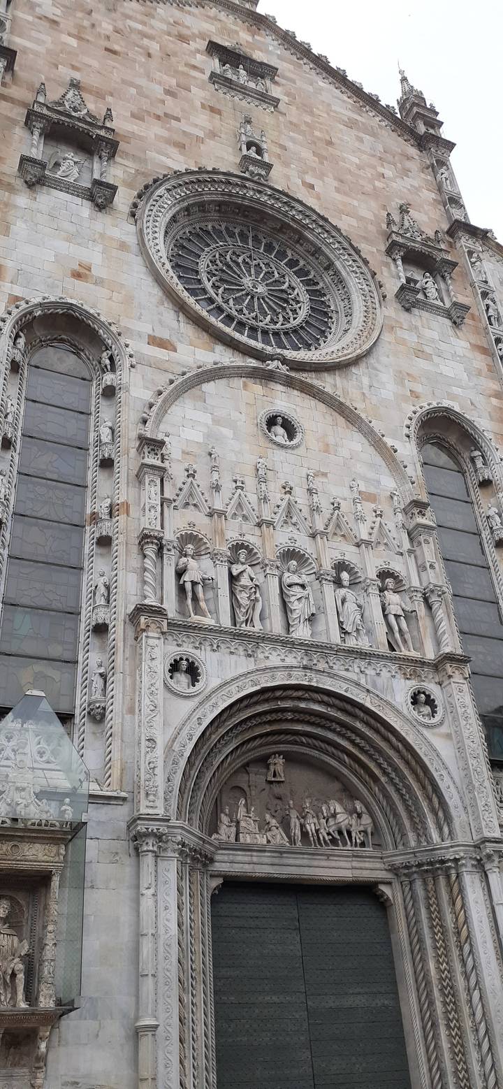 Façade ornée d'un bâtiment historique avec des sculptures et une rosace.