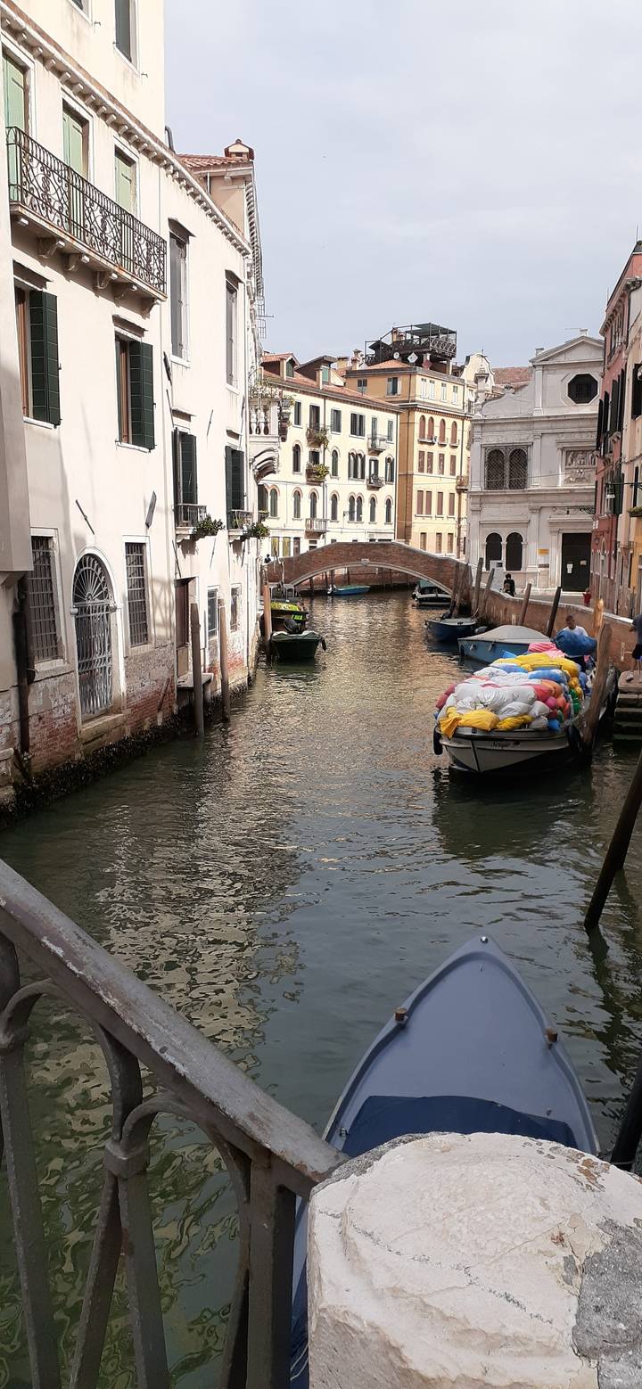 Vue sur le canal avec bateaux et bâtiments historiques