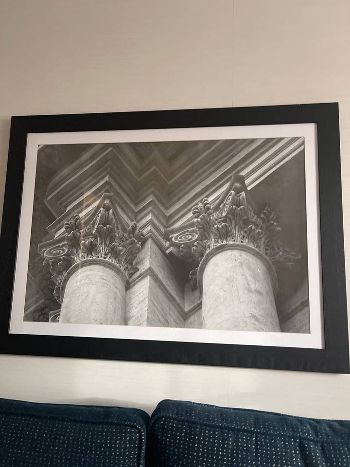 Une photo monochrome de colonnes complexes et d'un escalier.