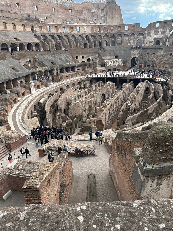 Vue intérieure de vieilles ruines avec des personnes qui explorent.