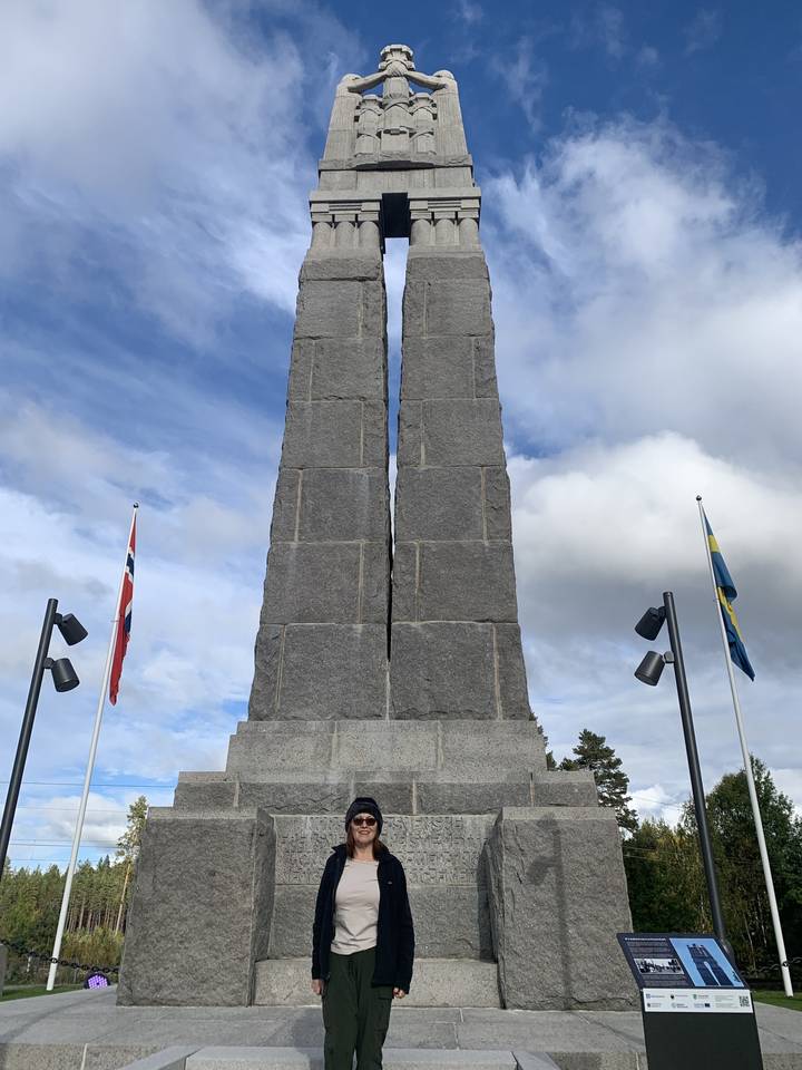 Grande monument en pierre avec une personne.