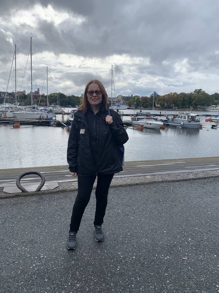 Femme debout au bord de l'eau.