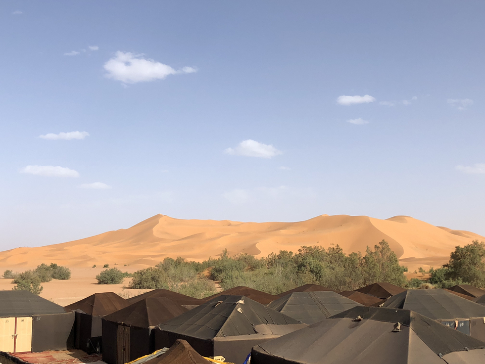 Sanddünen in einer Wüstenlandschaft.