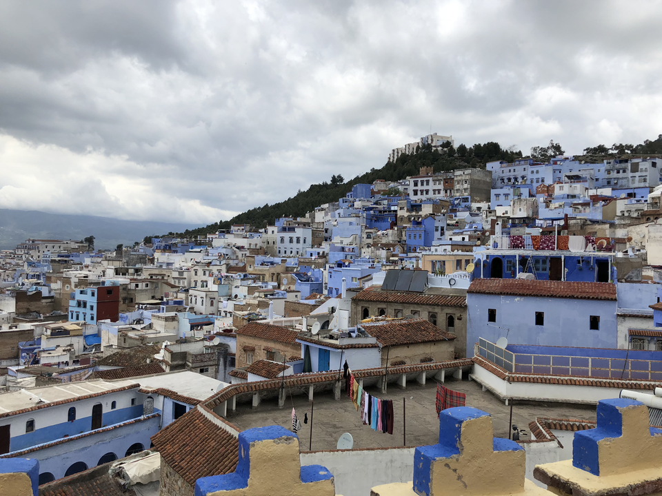 Blick auf die blaue Stadt Chefchaouen.