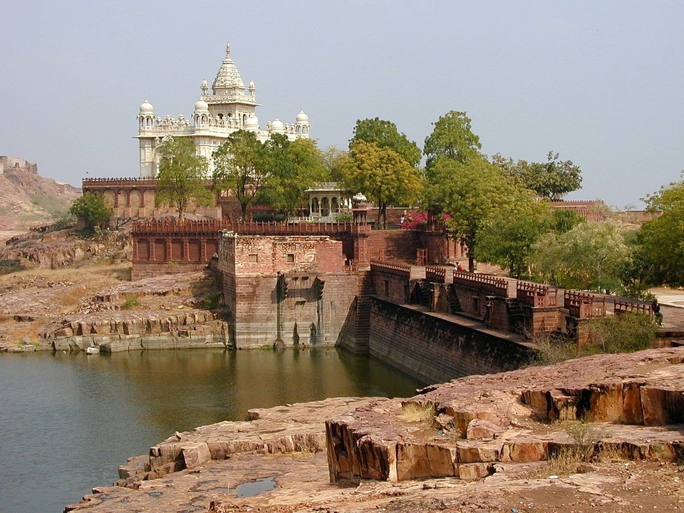 Fortification historique avec des arbres autour de l'eau.