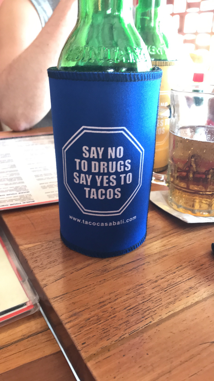 Boisson avec message promotionnel sur les tacos.