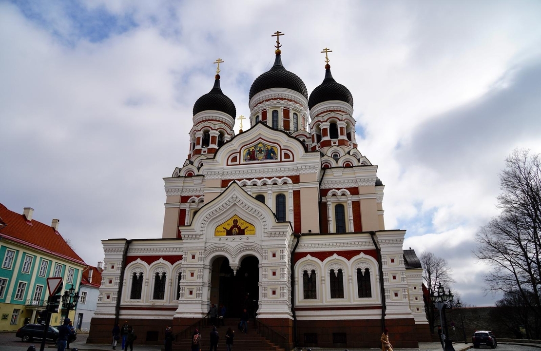 Une cathédrale avec des colonnes architecturales, des dômes et des symboles religieux distincts.