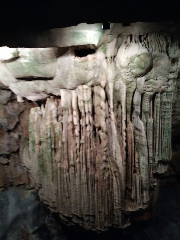 Formation de grottes floues avec des stalactites et des stalagmites.