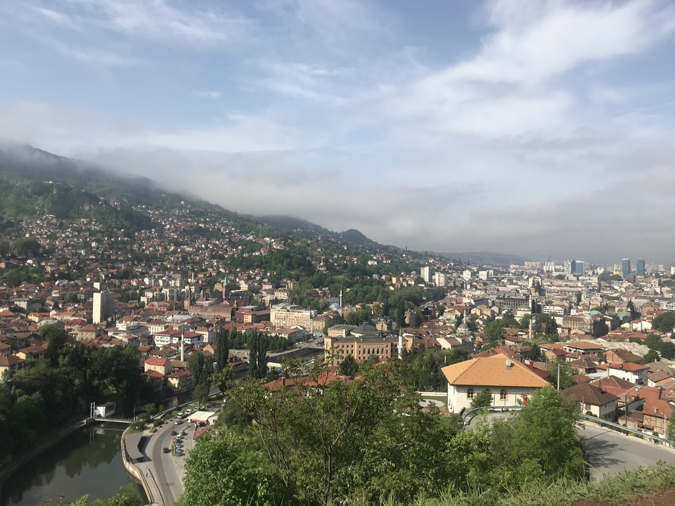 Paysage urbain avec des collines et des vues étendues.