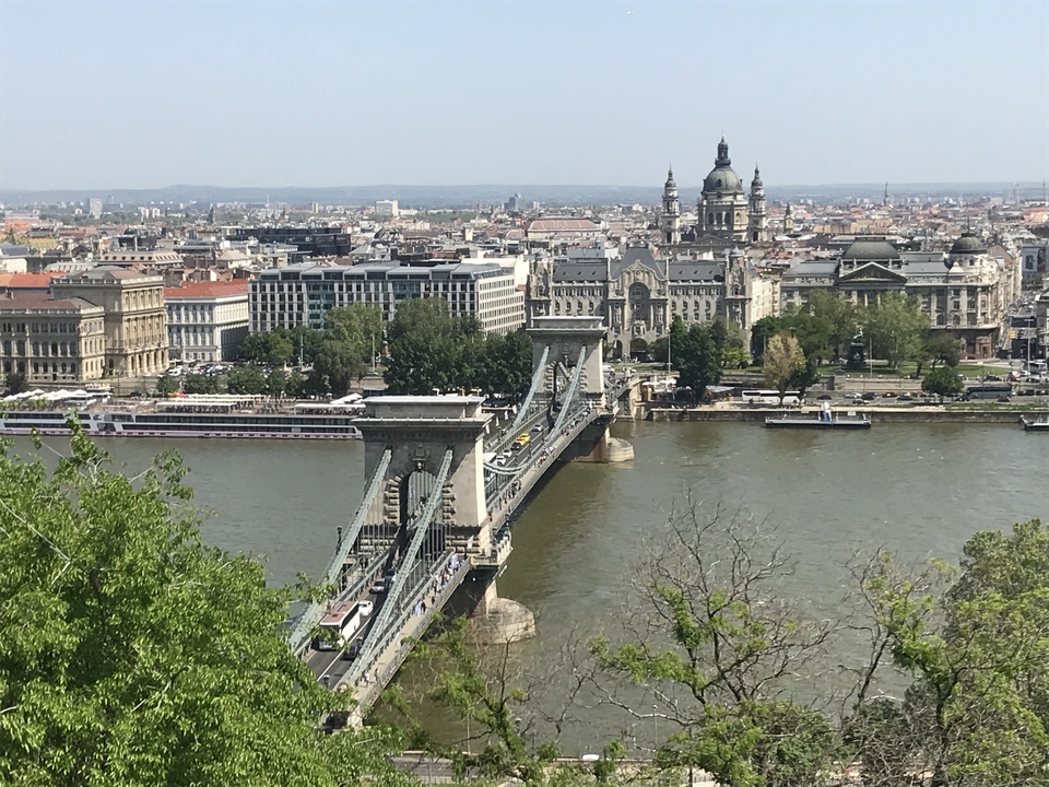 Pont emblématique enjambant une rivière avec un paysage urbain historique en arrière-plan.
