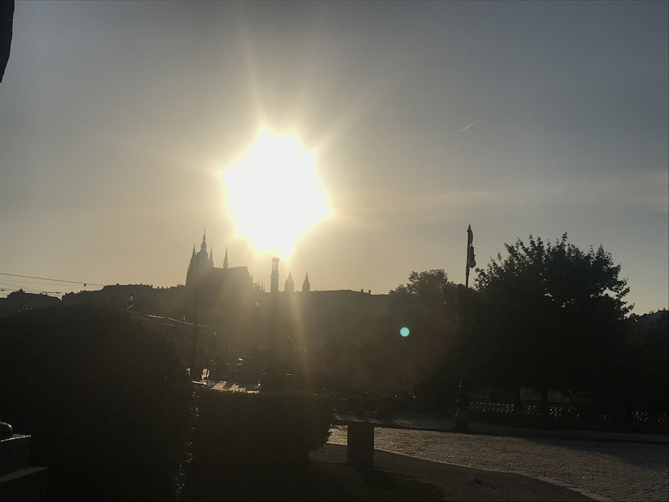 Silhouette de la ligne d'horizon d'une ville avec un soleil brillant en arrière-plan.