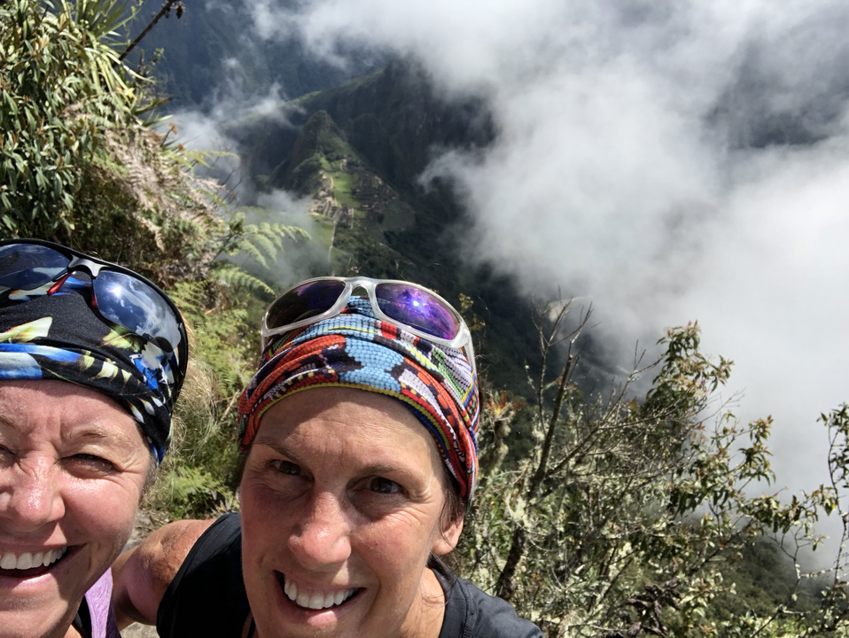 Selfie avec une vue brumeuse du Machu Picchu au loin.