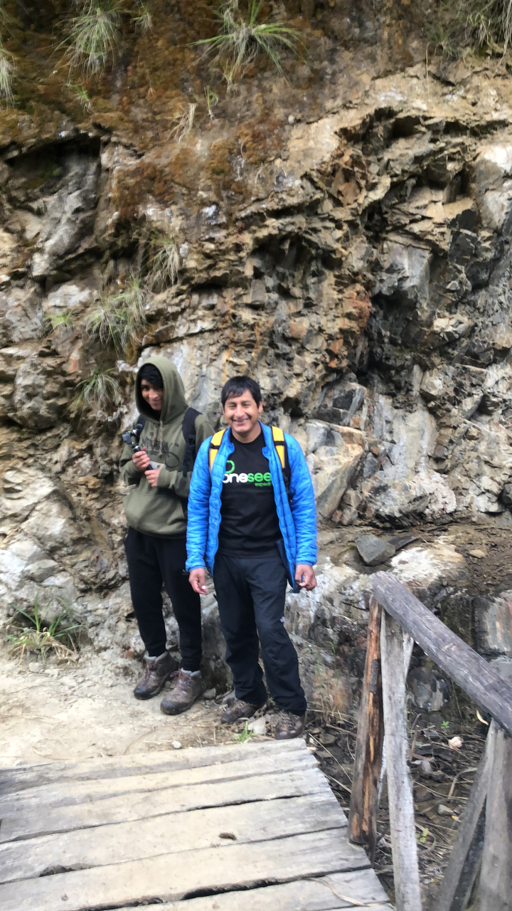 Deux personnes en train de randonner dans une zone rocheuse.