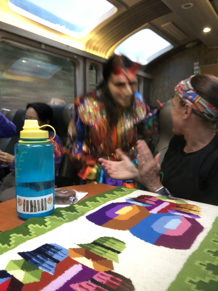 Personnes à l'intérieur d'un véhicule dont les mouvements sont flous.