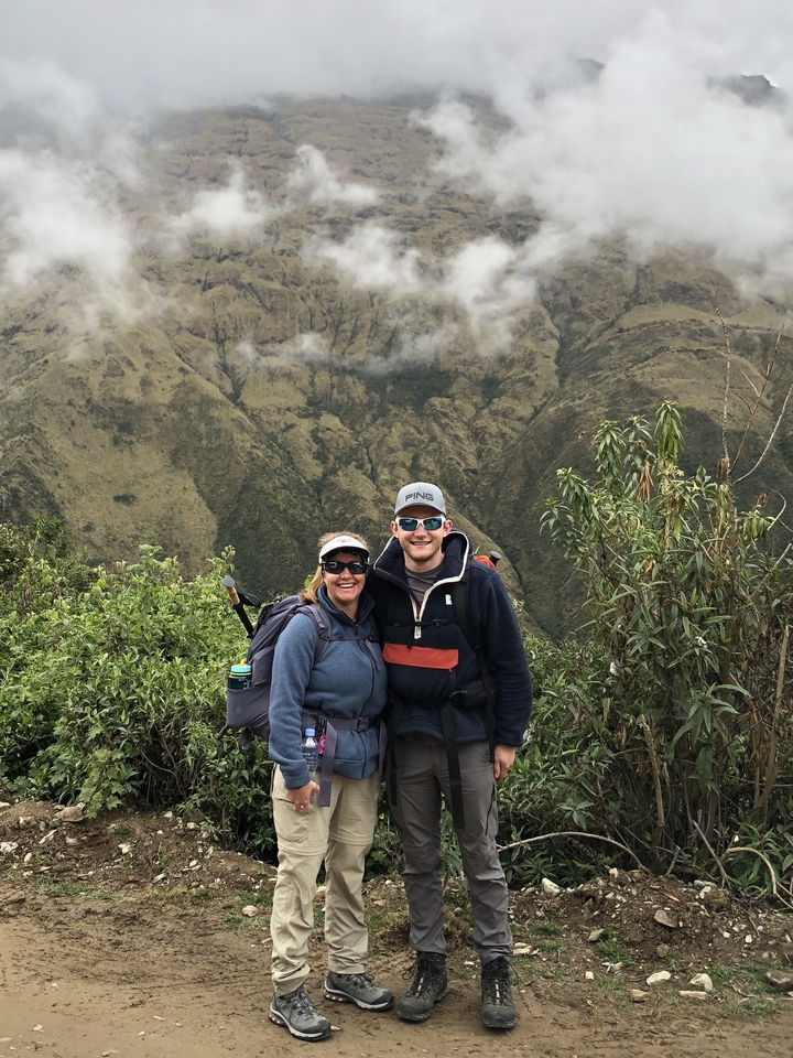 Deux randonneurs posant dans un paysage montagneux.