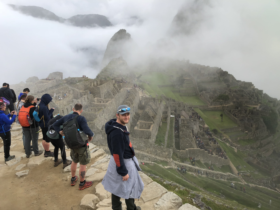 Voyageurs explorant les ruines du Machu Picchu.