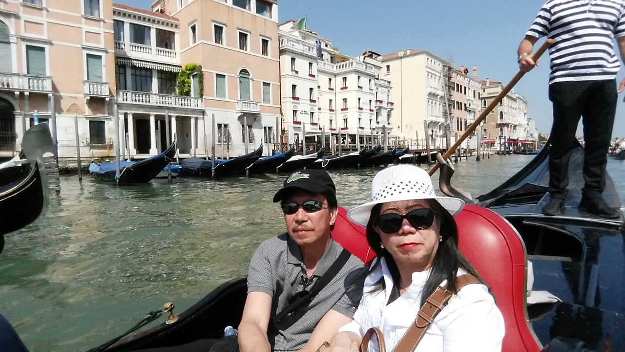 Couple en gondole à Venise.