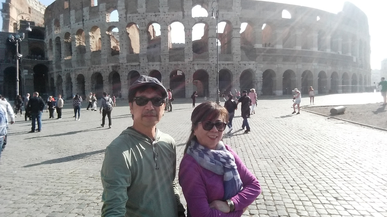 Couple au Colisée de Rome.