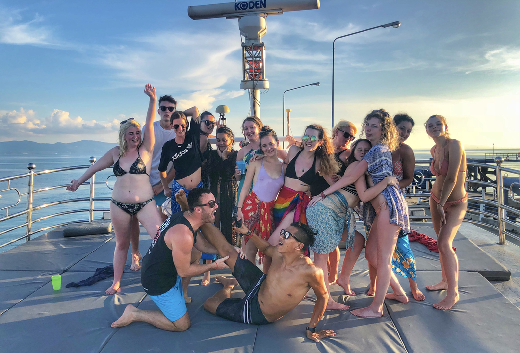 Groupe sur un bateau avec vue sur la mer.