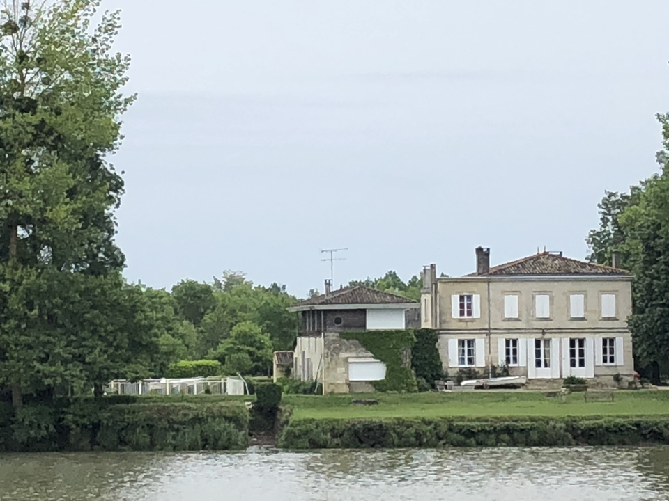 Charmant domaine entouré de verdure.