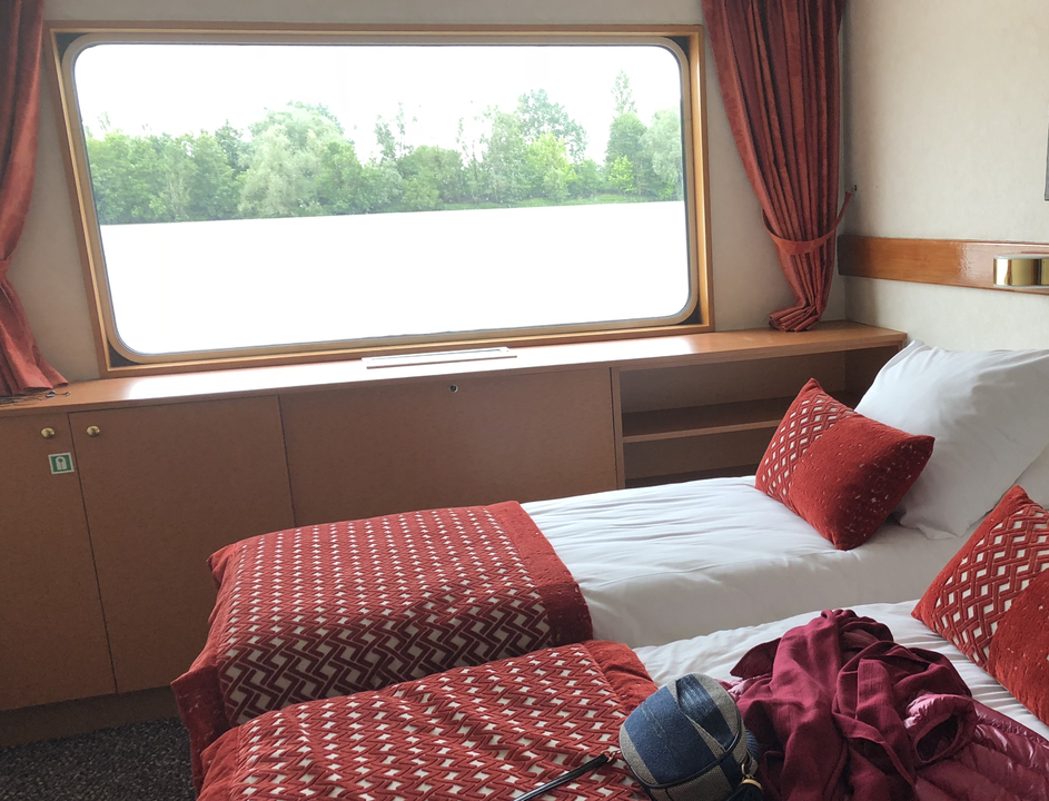 Intérieur d'une cabine avec une fenêtre donnant sur la verdure.