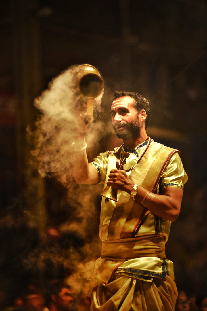 Homme effectuant une cérémonie religieuse avec de l'encens.