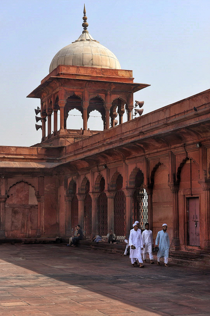 Colonnade voûtée d'une structure indienne historique.