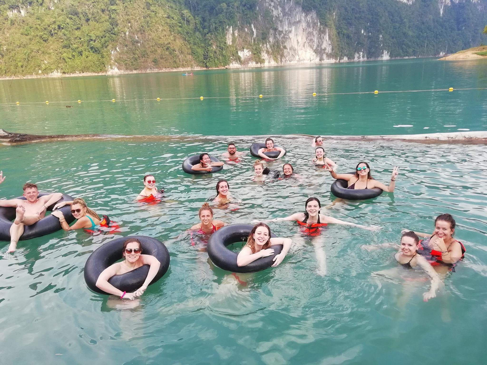 Personnes nageant avec des chambres à air dans un lac.