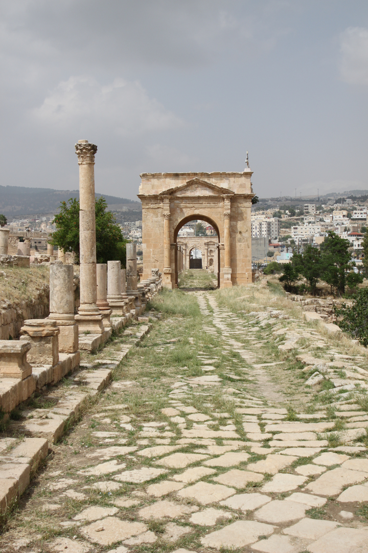 Ancienne architecture en pierre avec une arche.