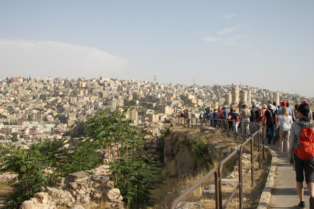 Vue d'un paysage urbain avec des personnes marchant le long d'un chemin.