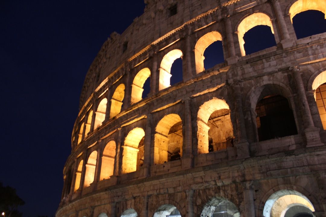Colisée illuminé la nuit à Rome.
