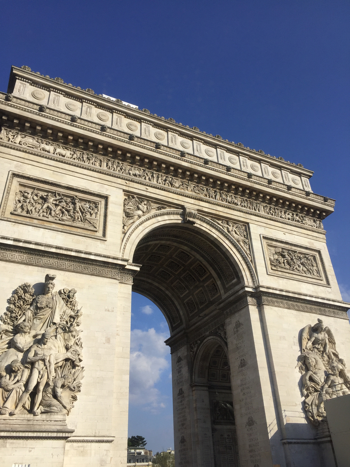 Vue rapprochée de l'Arc de Triomphe à Paris.