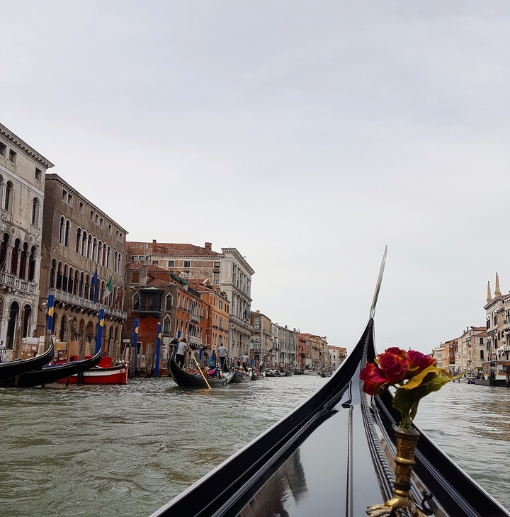 Gondoles sur le Grand Canal de Venise avec des bâtiments historiques.