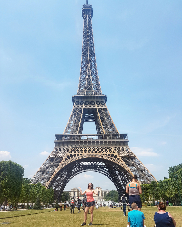 Gros plan de la Tour Eiffel à Paris.