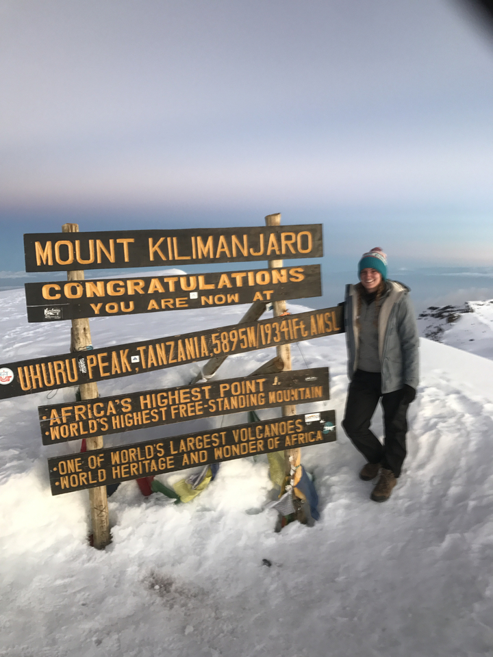 Personne au sommet du Kilimandjaro dans un paysage enneigé.
