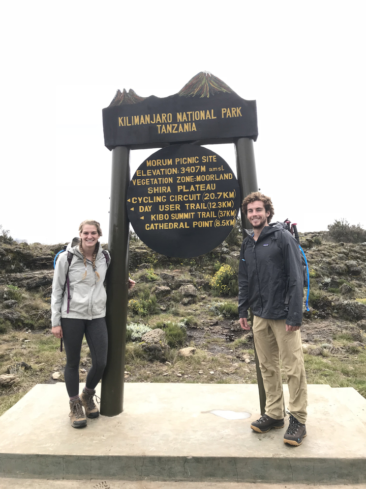 Deux randonneurs au panneau Shira Plateau, Mont Kilimandjaro.