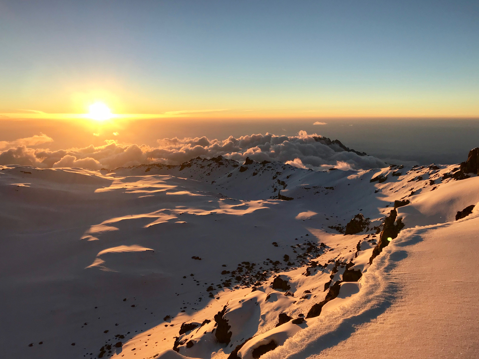 Magnifique panorama d'un paysage de montagne enneigée au lever du soleil.