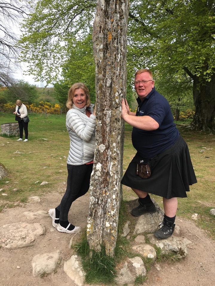Deux personnes posant avec un grand arbre.
