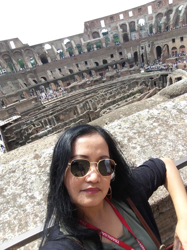 Selfie avec l'intérieur du Colisée en arrière-plan.