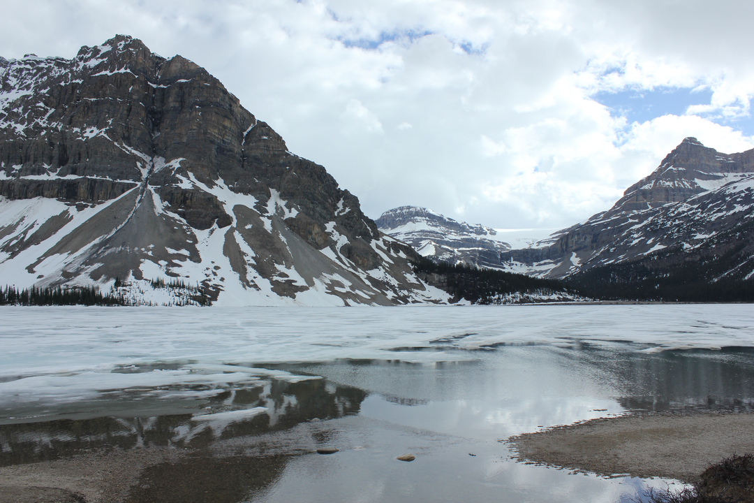 Lac gelé et paysage montagneux environnant.