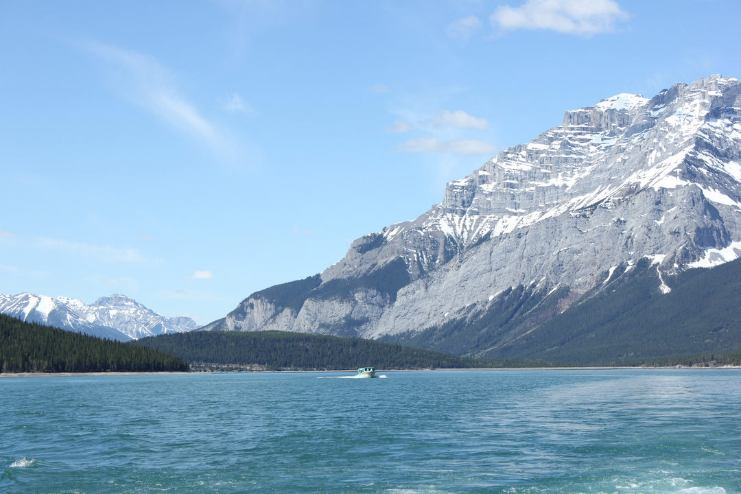 Lac bleu avec vue sur les montagnes enneigées.