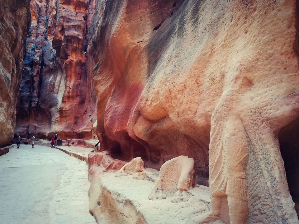 Formations rocheuses colorées dans le canyon de Petra.