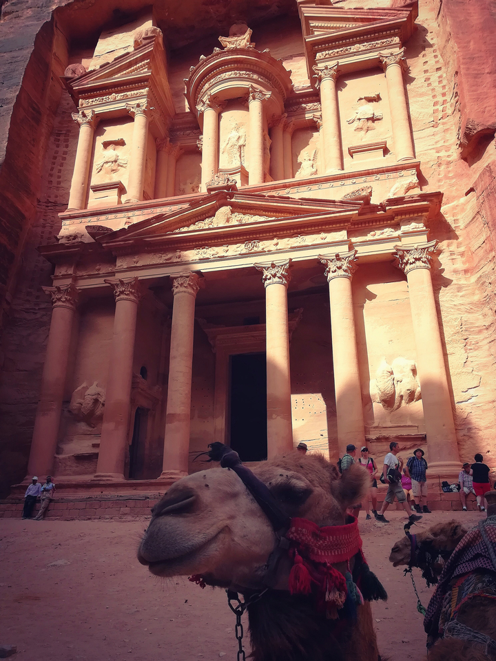 Le Trésor de Petra avec des touristes visitant le site.