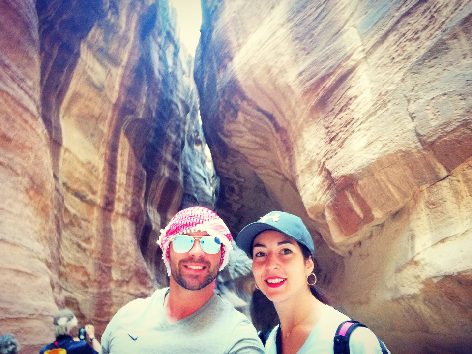 Deux personnes posant dans un décor de canyon.