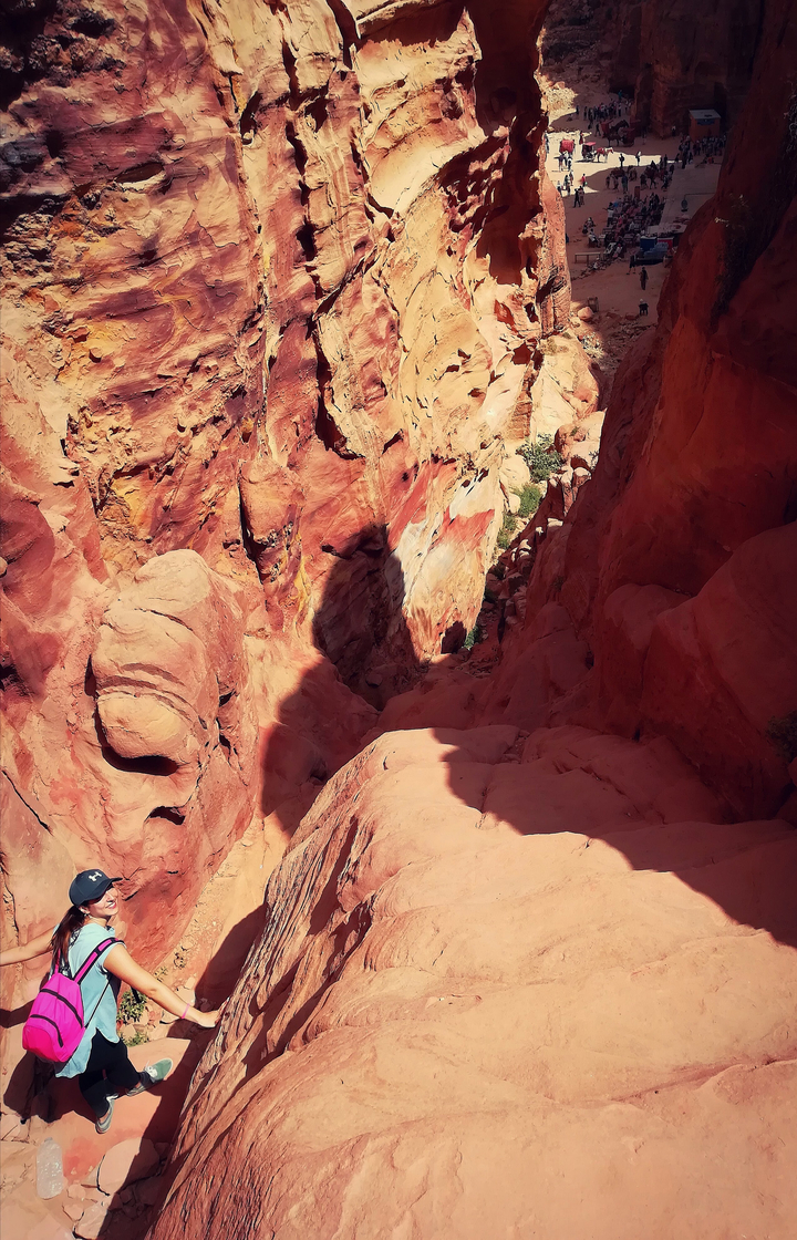 Ombres et lumières sur des formations rocheuses colorées.
